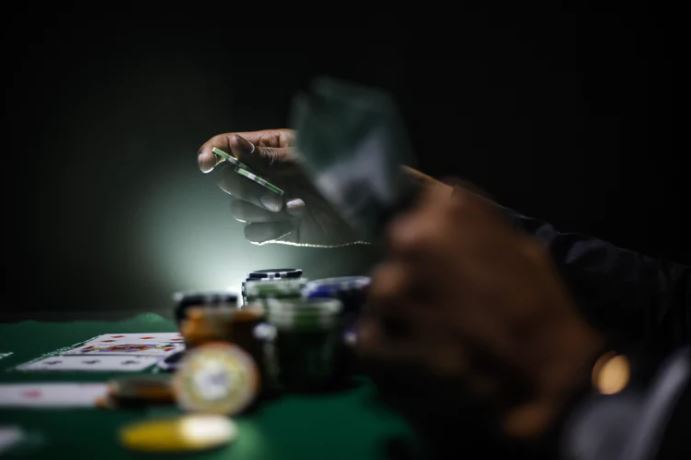 Pokerspeler krijgt eerst 91 euro boete. Vervolgens wint hij 16.000 euro